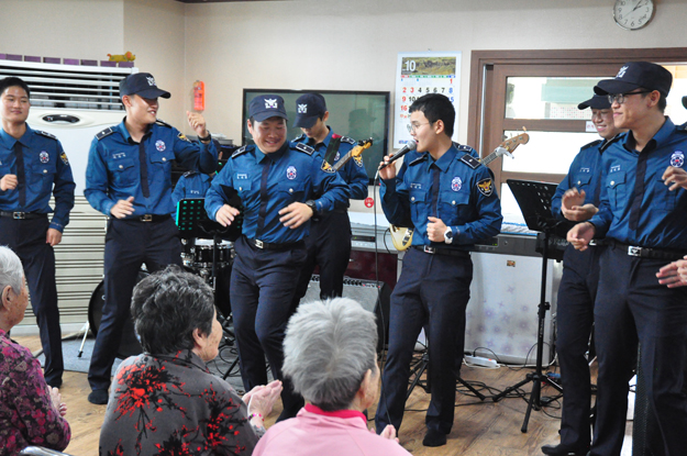 경찰악대 「서부요양원」 찾아가는 작은 음악회 개최