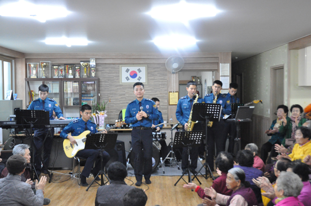 경찰악대,「세화리 경로당」 교통사고 예방 홍보 및 음악회 개최