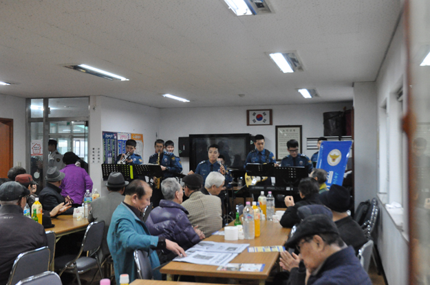 경찰악대,「연상동경로당」 교통사고 예방 홍보 및 음악회 개최